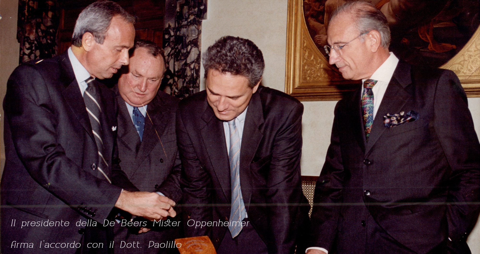 Firma dell'accordo tra Paolillo e De Beers, fotografia d'archivio